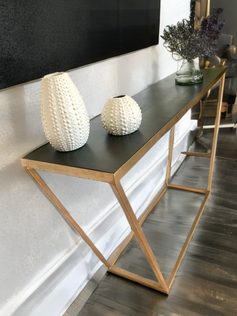 console métal et bois posée contre un mur.